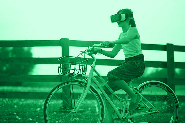 Augmented Reality – Mädchen mit VR-Brille auf Fahrrad