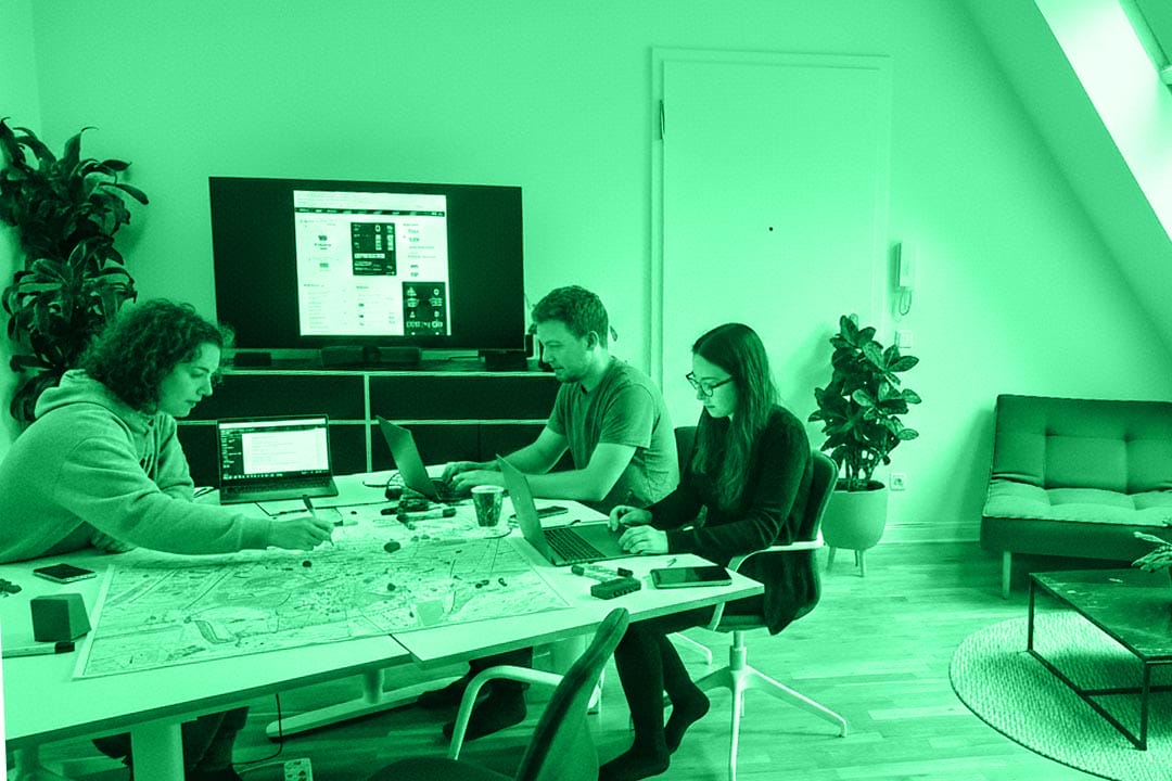 Beitragsbilder-Blog-Spiel-Entwerfen Spieleentwicklerinnen sitzen am Besprechungstisch und entwickeln ein Serious Game